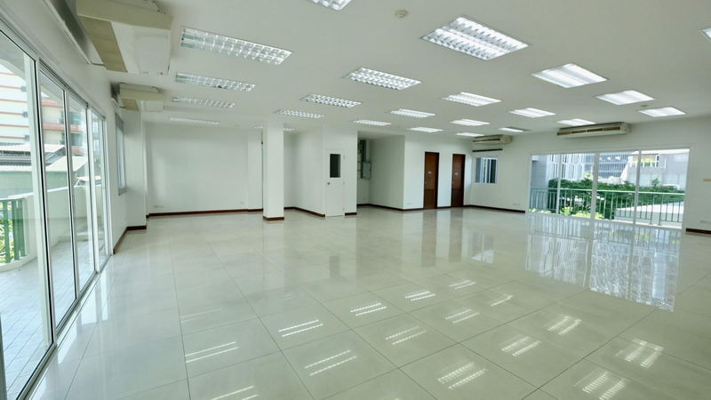 For RentOfficeSathorn, Narathiwat : For Rent Bangkok Office in Narathiwas BTS Chong Nonsi Sathorn BRE18684