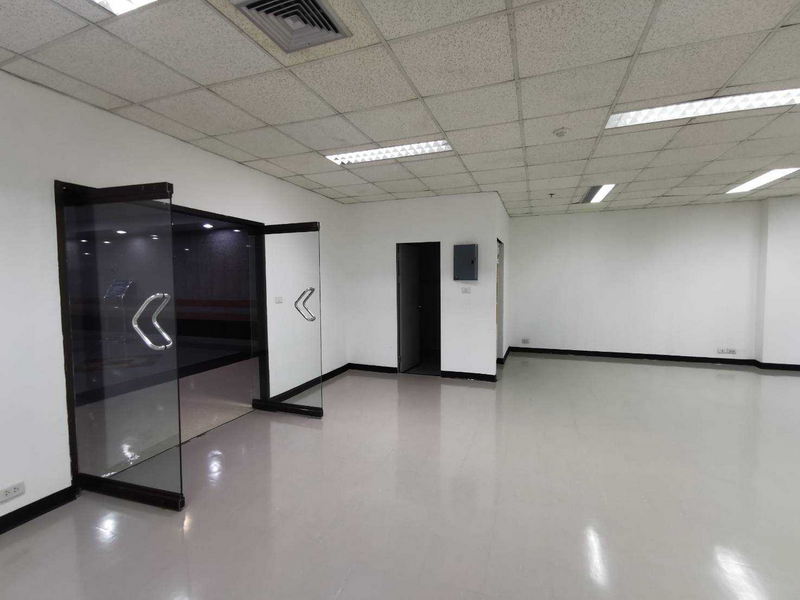 For RentOfficeKhlongtoei, Kluaynamthai : For Rent Bangkok Office Sukhumvit BTS Ekkamai Watthana BRE18084