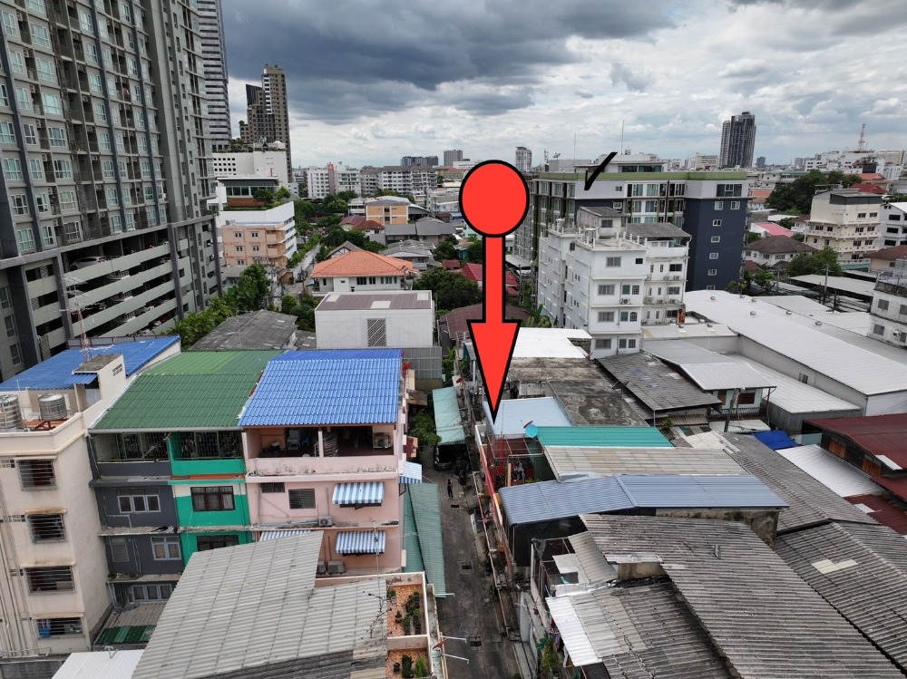 For SaleShophouseWongwianyai, Charoennakor : Hostel ready for investment!!! In the heart of the city, next to the BTS Skytrain. Krung Thonburi Station, commercial building, 3 floors, 1 unit, 12 sq m, near business areas.