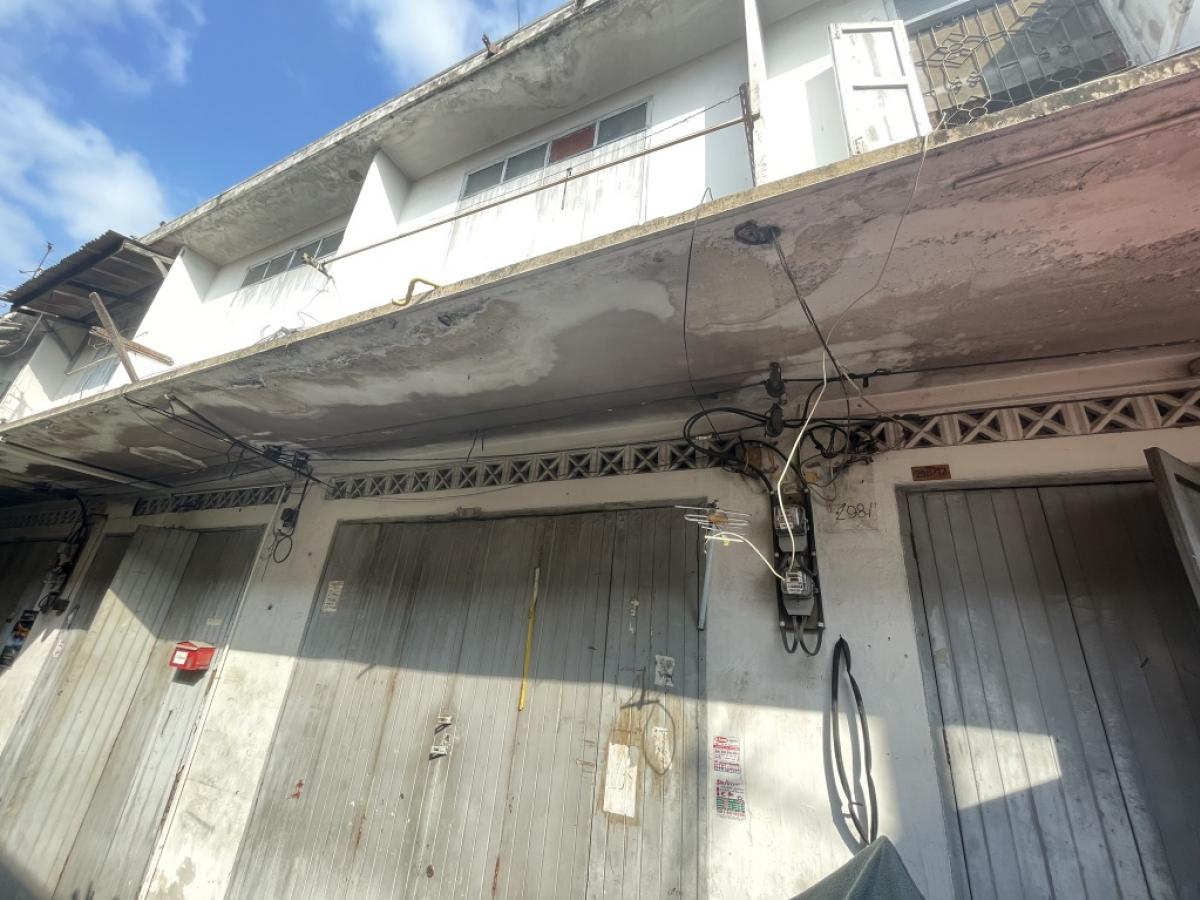 For SaleShophouseWongwianyai, Charoennakor : For sale: 2-storey, 5-unit shophouse with vacant land of 50 sq m, good location, near MRT Itsaraphap, Rajabhat Thonburi, suitable for investment for renting out.