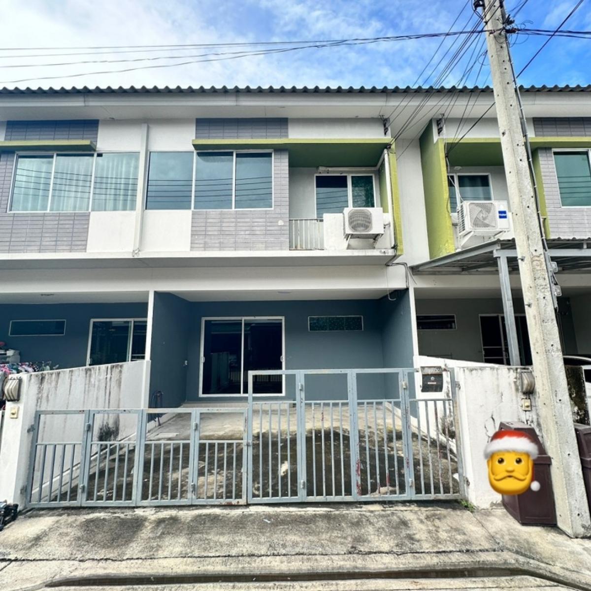 For RentTownhousePathum Thani,Rangsit, Thammasat : #Townhouse for rent TheTrustTown Ring Road-Lam Luk Ka Khlong Ha, 3 bedrooms, 2 parking spaces, with a project swimming pool, rent for only 9,000-. only!! #Pets allowed, usable area over 120 sq m. The house is close to the projects public park area.