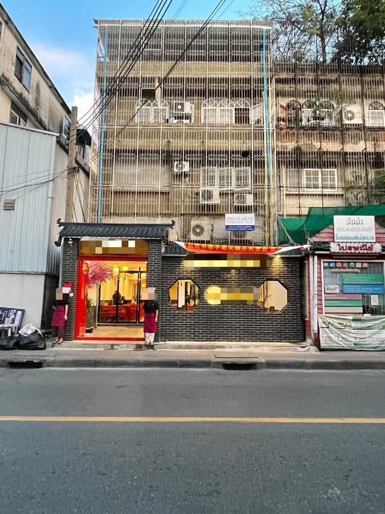 For RentRetailRatchadapisek, Huaikwang, Suttisan : NG19 - Commercial building for rent, next to Pracharat Bamphen-Huai Khwang Road, has parking.