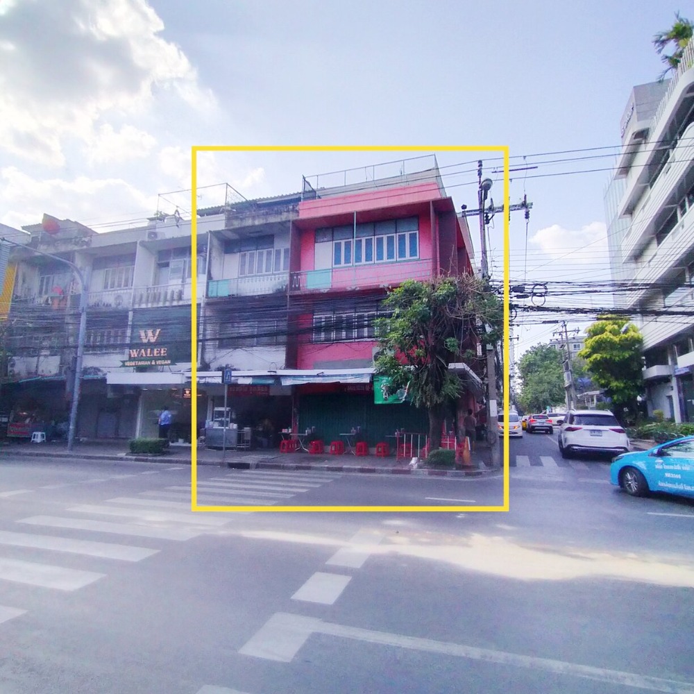 For SaleShophouseSukhumvit, Asoke, Thonglor : Commercial building for sale on Ekkamai Road, corner room, next to the road on two sides, area size 35 square meters.