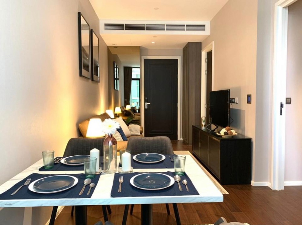 For RentCondoSukhumvit, Asoke, Thonglor : The Diplomat 39: Located on the 10th floor, this condo has 1 bedroom and is conveniently situated near the BTS Phrom Phong station.