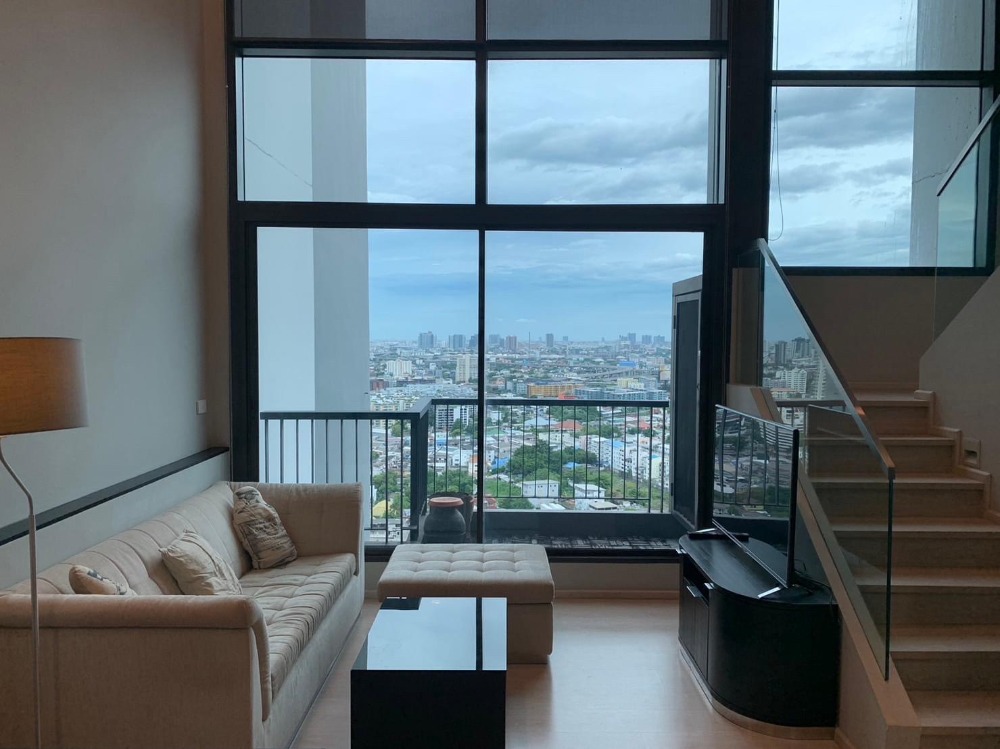 For RentCondoOnnut, Udomsuk : ★ Rhythm 44/1 ★ Size 60 sq m., 30th floor (1 bedroom, 1 bathroom), Duplex★ Next to BTS Phra Khanong ★ Close to the expressway ★ Very convenient travel ★ Many places to shop and eat. ★Complete electrical appliances★