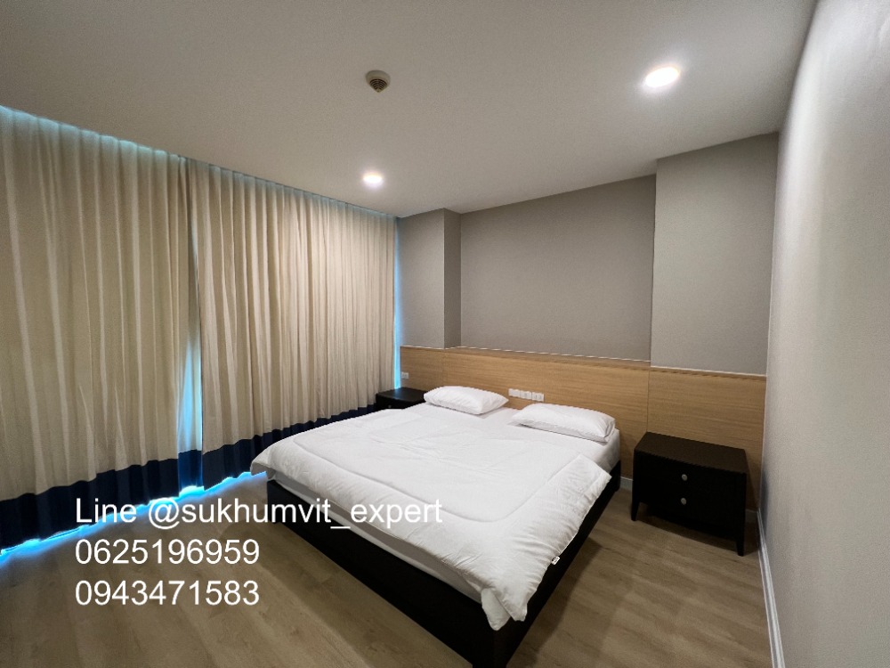 For RentCondoSukhumvit, Asoke, Thonglor : BTS Ekkamai for rent, luxury apartment, 2 bedrooms, 2 bathrooms, lots of space, 120 sq m, good price, has a swimming pool, modern decoration, Japanese style.