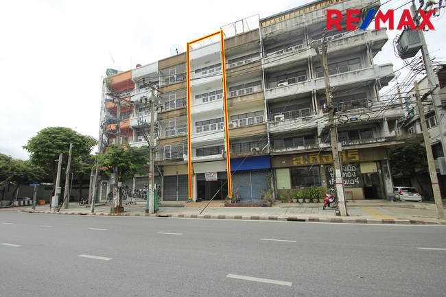 For SaleShophouseWongwianyai, Charoennakor : Shophouse on Somdet Phrachao Taksin Road, Wongwian Yai, Mahaisawan Intersection, 4 floors, commercial location, office building, good condition, cheap price.