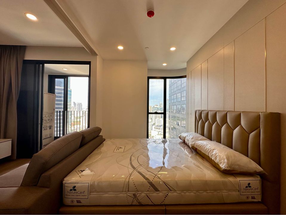 For RentCondoSiam Paragon ,Chulalongkorn,Samyan : Ashton Chula - Silom【𝐑𝐄𝐍𝐓】🔥 Studio room, luxury style, lots of shelves. Complete central area Near Samyan Mitrtown Ready to move in! 🔥Contact Line ID: @hacondo