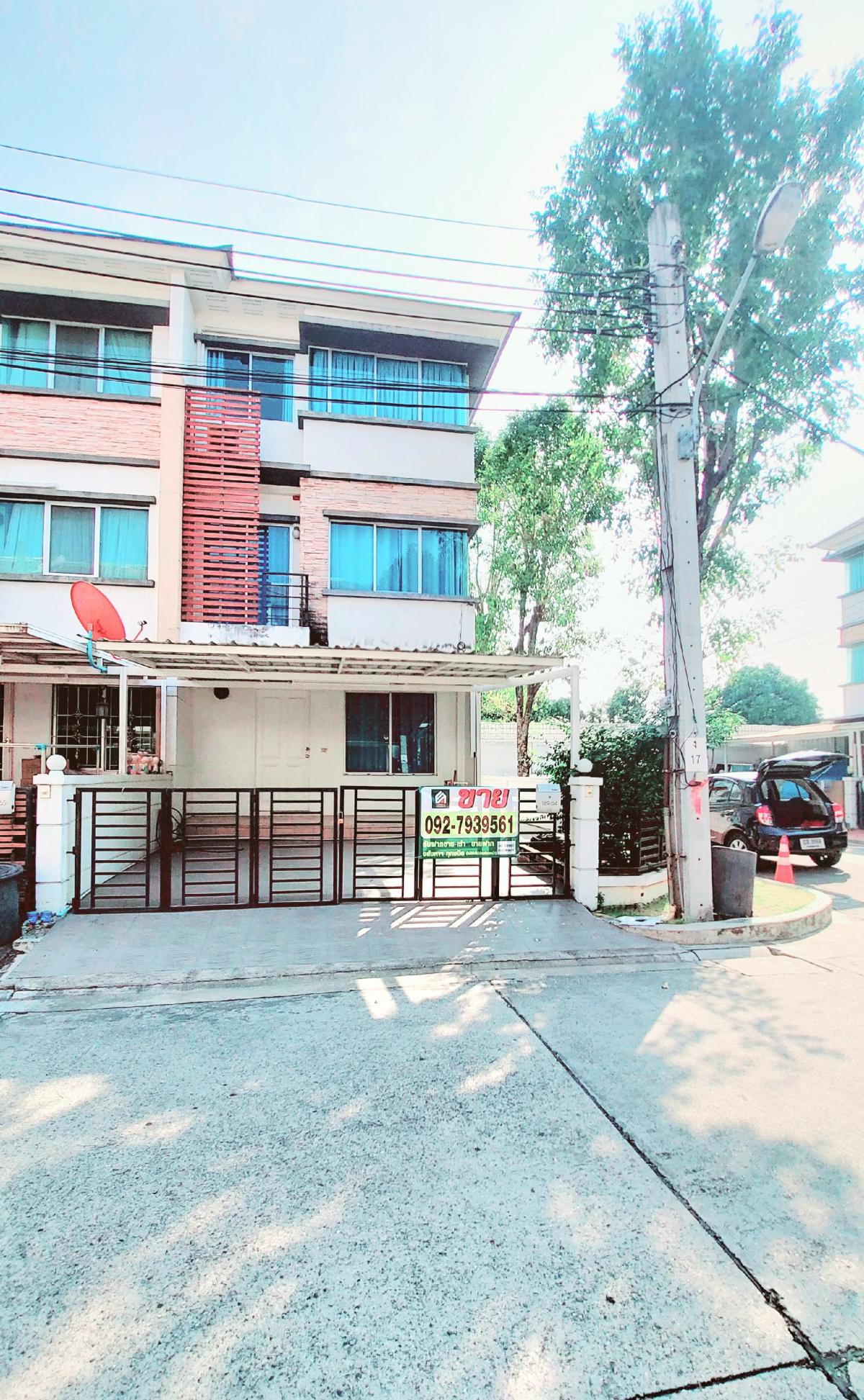 For SaleTownhomeRamkhamhaeng, Hua Mak : Townhome, Town Plus, Hua Mak, Krungthep Kreetha 7, behind the house with space beside the house 26.7 square wah, 3 bedrooms, 3 water, 2-4 water parking, price 4.5 million baht