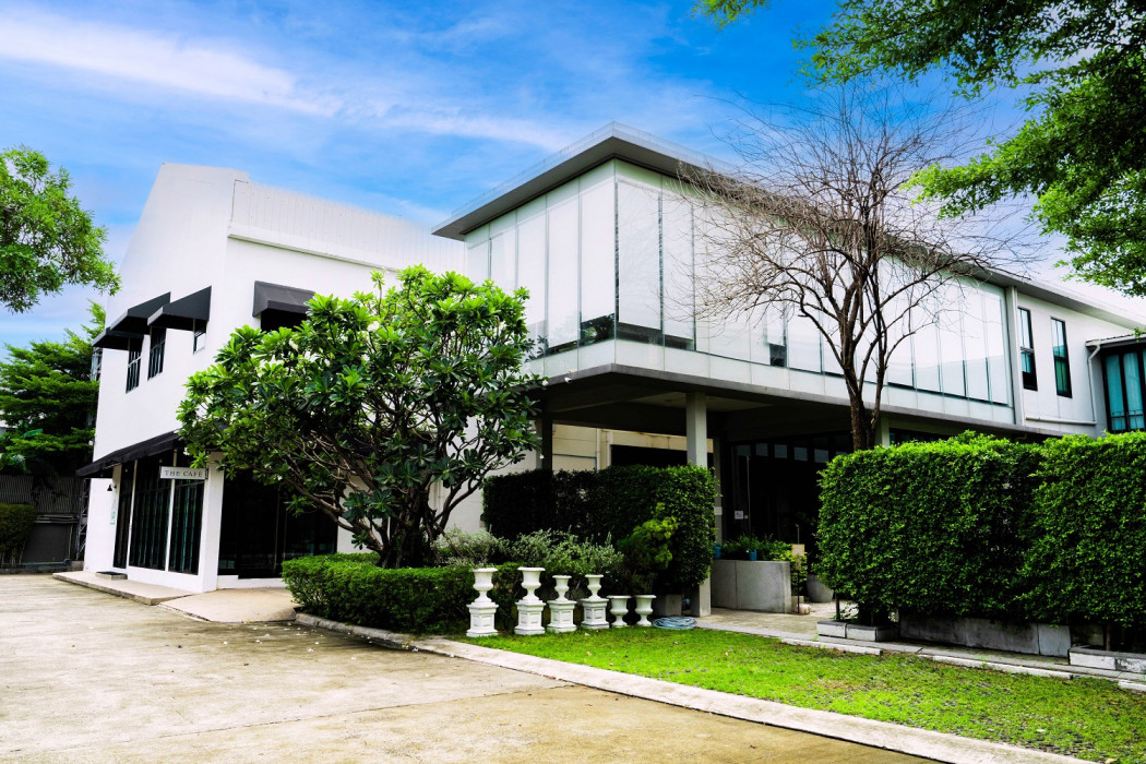 For SaleOfficeLadprao, Central Ladprao : Office for sale with warehouse and studio in the Lat Phrao area (near the BTS Yellow Line station), area 1-2-83 rai, parking for 20-25 cars.