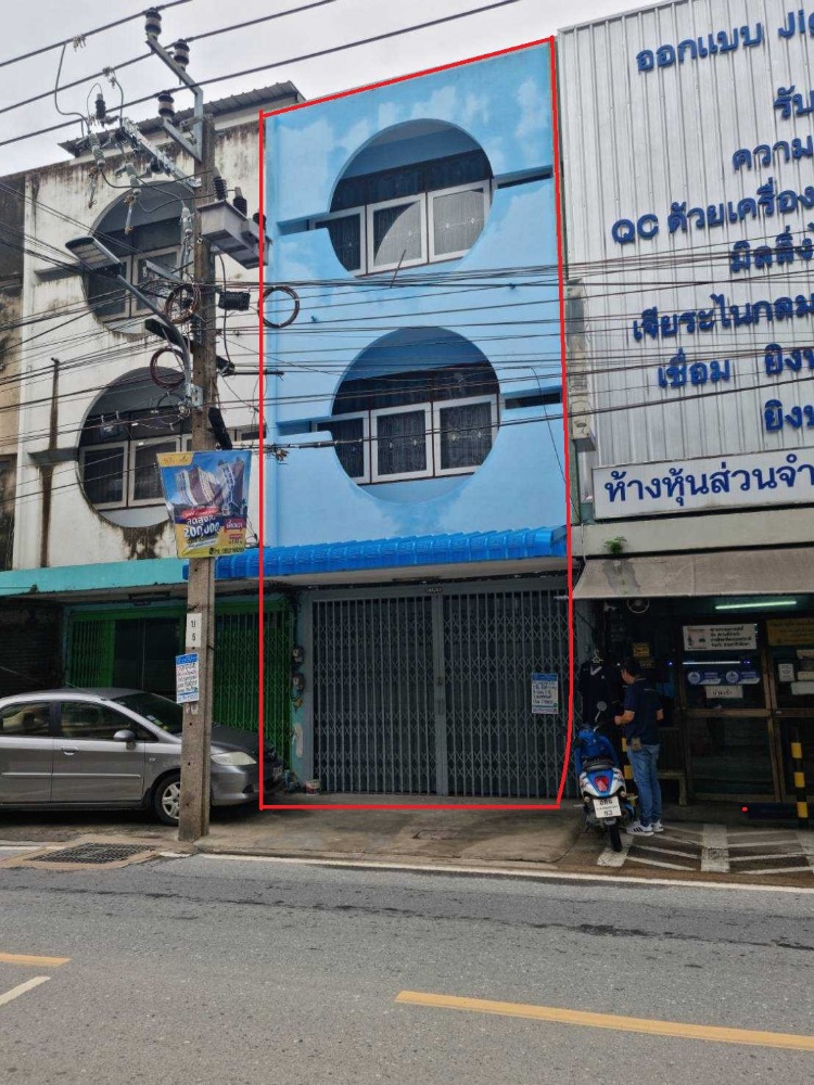 For SaleShophouseSamut Prakan,Samrong : Commercial building for sale, 3 floors, area 17 sq m., main road, can travel in many routes. Located in a community area near BTS, department stores, Samrong Tai Subdistrict, Phra Pradaeng District, Samut Prakan Province.