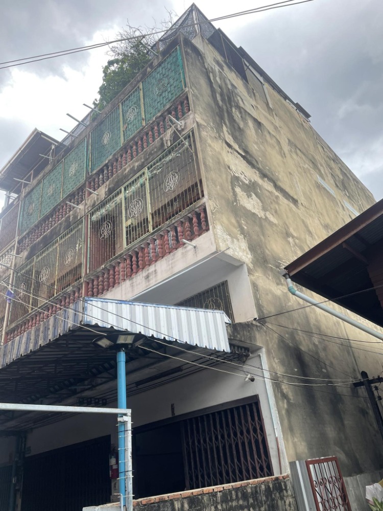 For SaleShophouseWongwianyai, Charoennakor : Commercial building for sale, 2 pairs, near BTS Wong Wian Yai, only 400 meters, price only 9.9 million.