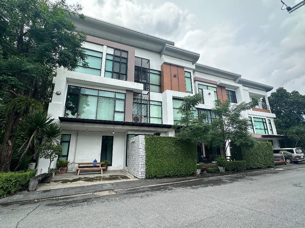 For SaleOfficeRatchadapisek, Huaikwang, Suttisan : 3-story office for sale, best location in the area. Mengjai - along Ramintra Expressway, beautiful building, meets the needs of the new generation, lots of parking.