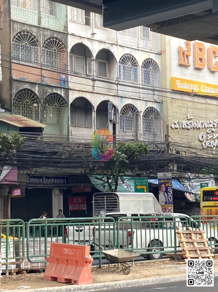 For SaleShophouseRamkhamhaeng, Hua Mak : for Sale Commercial Building, 4.5 floors, 18 Sq m, Main Road, Ramkhamhaeng Road (opposite Ramkhamhaeng University), Orange Line,  200-500 meters.