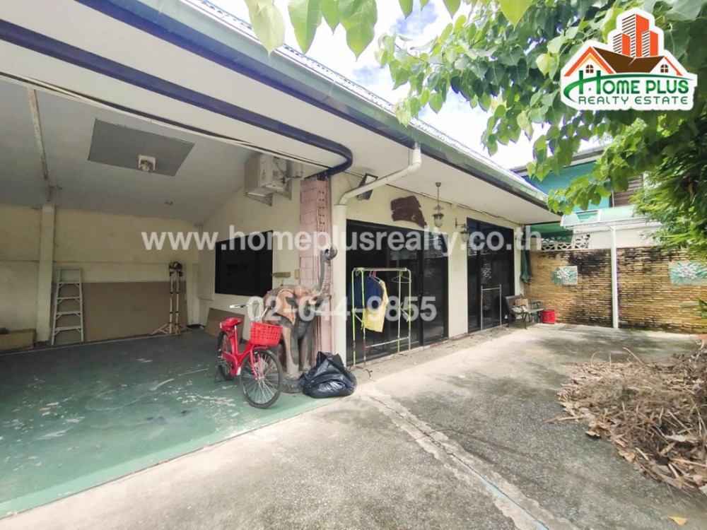 For SaleLandPinklao, Charansanitwong : Land with 2 houses, Soi Charansanitwong 85 (Soi Sakulchai 6), good location, lots of space, classic style.