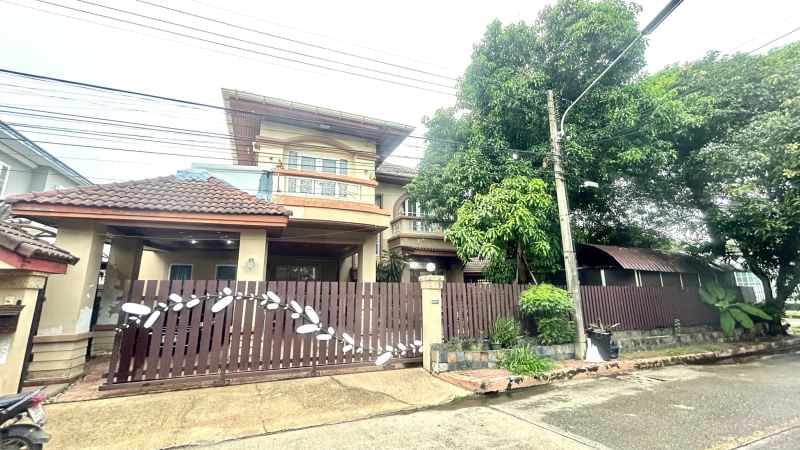 For SaleHousePathum Thani,Rangsit, Thammasat : 2-story detached house, 112 sq m. (corner house), 3 bedrooms, 1 office room, decorated with built-ins throughout.