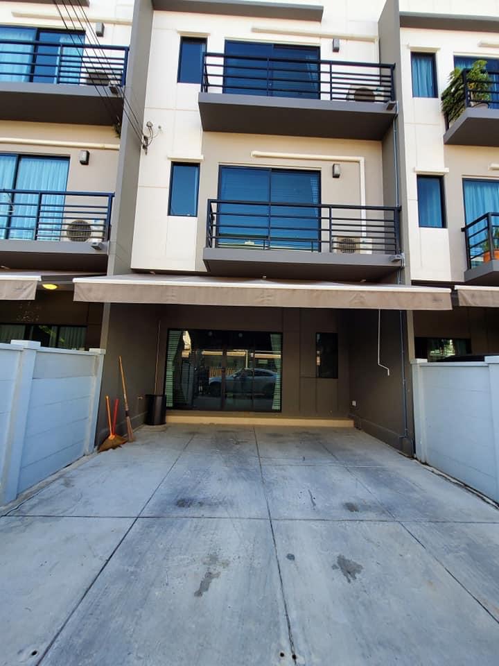 For SaleTownhomePinklao, Charansanitwong : 3-story townhome, Baan Klang Muang Baan Klang Muang Pinklao-Charan Located on the main road, only 2 minutes to the expressway and 3 BTS lines, Nonthaburi.