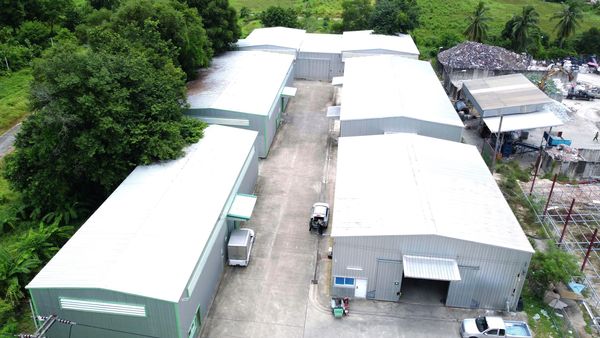 For RentWarehouseRayong : Warehouse for rent 200 and 495 sq m. Ban Khai, Rayong, 10 km from Rayong city. Good location on the main road, big vehicles can pass easily, supports 3-phase electricity.