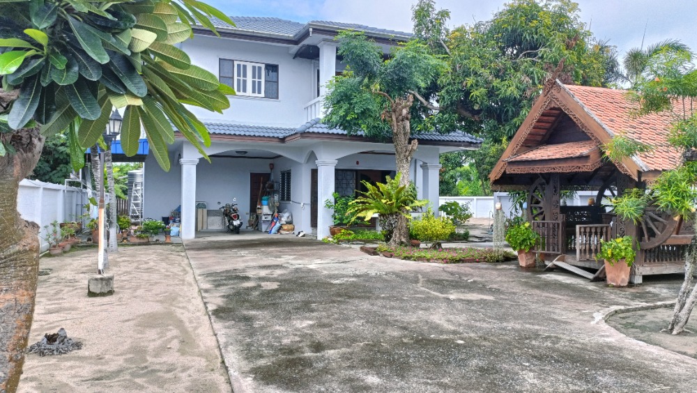 For SaleHousePattaya, Bangsaen, Chonburi : For sale, large 2-story detached house, 206 sq m., Bang Saen, Chonburi, good location at present and in the coming future.