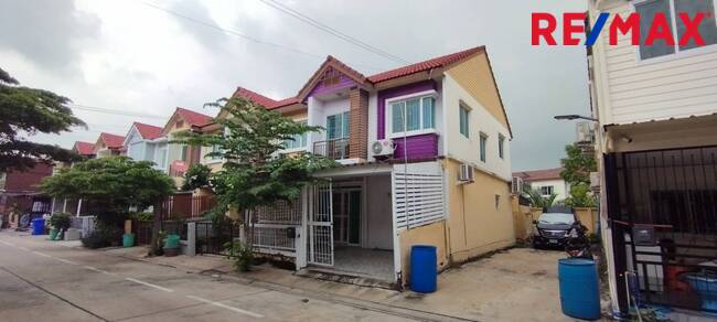 For SaleTownhouseRama 2, Bang Khun Thian : Townhome for sale, Pisan Village, Project 16, Soi Bang Khun Thian 14, corner house, near the playground. The entrance to the alley is next to the P.T.T. gas station and Jaruwat School. Near Bang Bon Market, Sirichai Market, near Central Rama 2, near Phaya