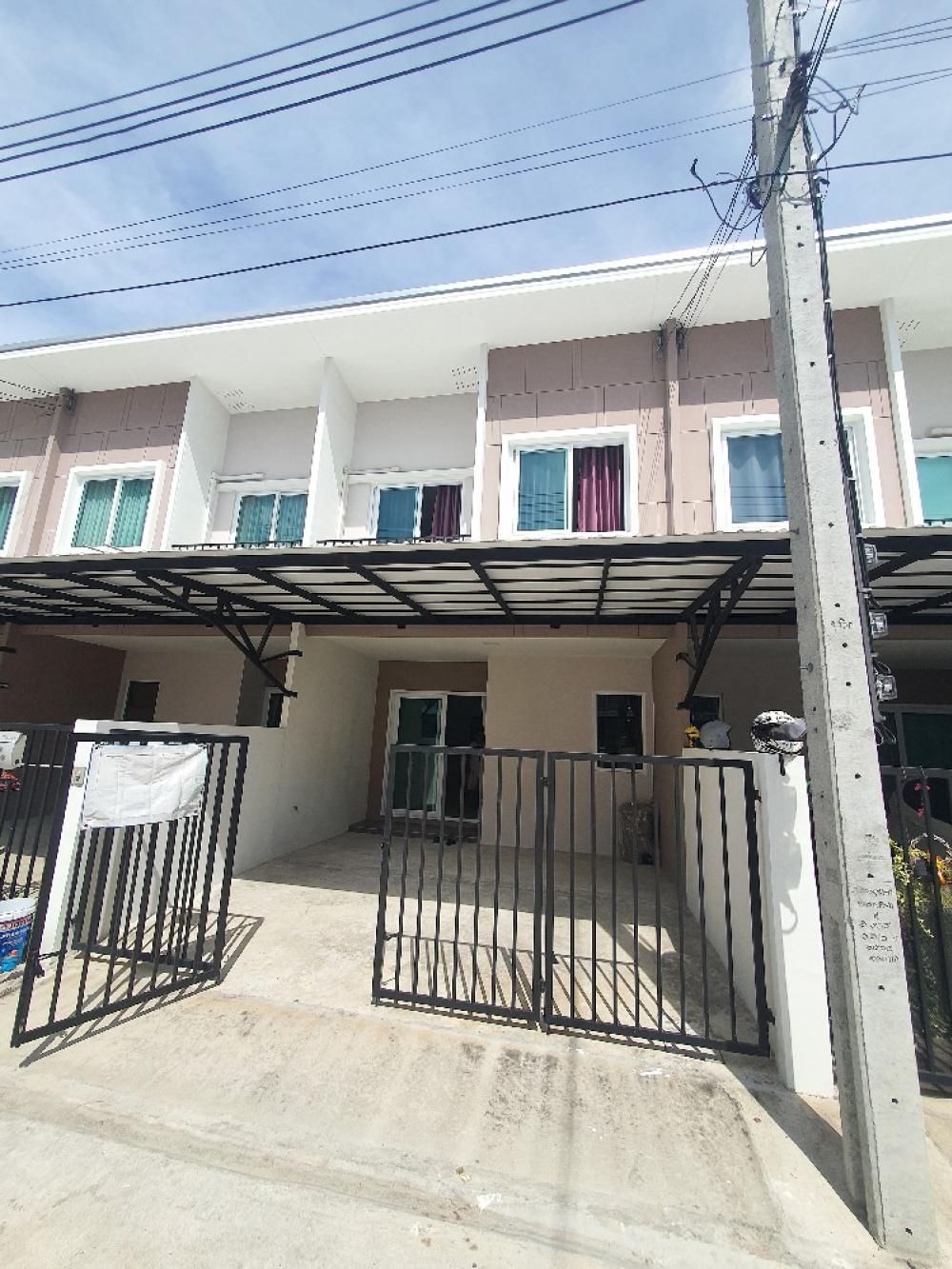 For RentTownhouseSamut Prakan,Samrong : 🔔 #2 -story townhome rental, 3 bedrooms, 1 air conditioner #Belt City Park Srinakarin Thepharak, price 13,500/month #petfriendly #can raise animals 🐱🐶