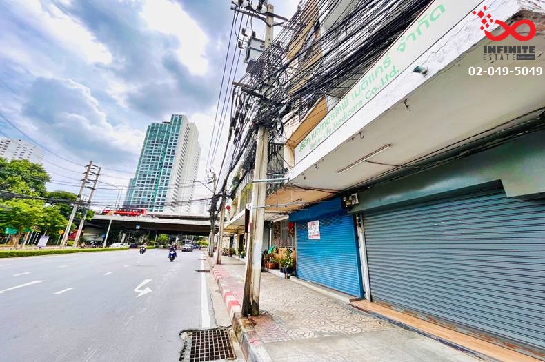 For SaleShophouseWongwianyai, Charoennakor : 4-story commercial building for sale, Charoen Nakhon Road, Soi Charoen Nakhon 14/1, near the Gold Line BTS.