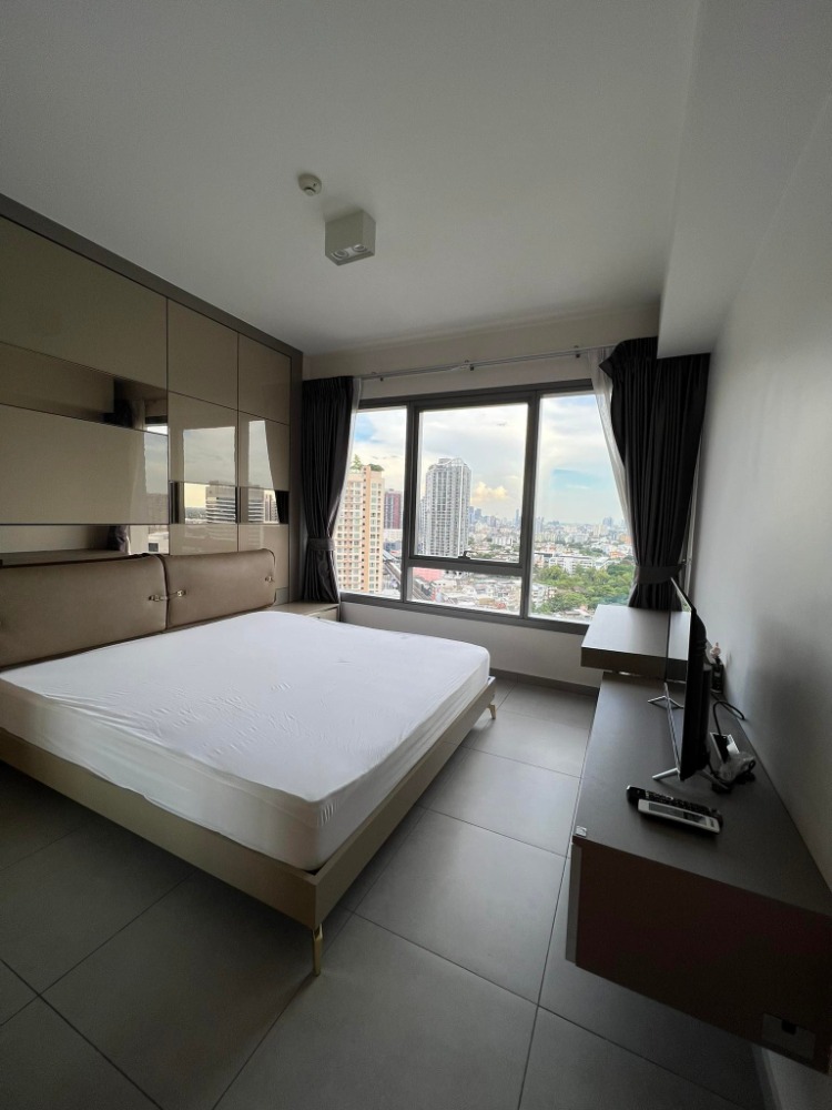 For RentCondoSukhumvit, Asoke, Thonglor : ★ The Loft Ekkamai ★ 45 sq m., 21th floor (1 bedroom, 1 bathroom), ★ near BTS Ekkamai ★ near W District, Gateway Ekkamai, Tesco Lotus ★ many amenities ★ Complete electrical appliances