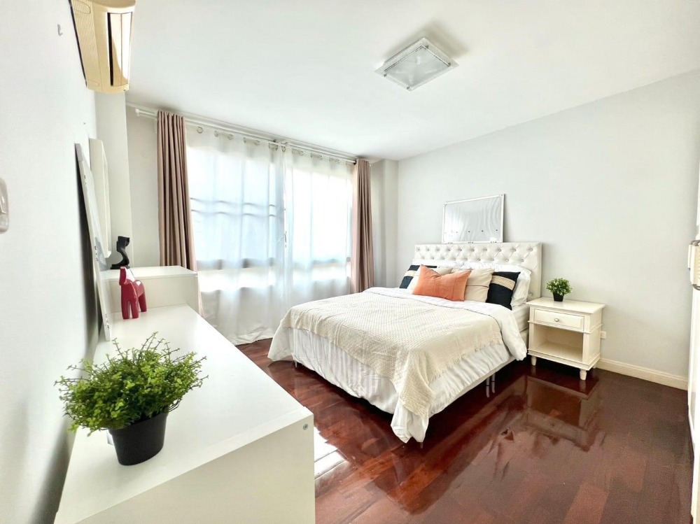 For RentCondoSukhumvit, Asoke, Thonglor : ★ 49 Plus Sukhumvit 49 ★ 51 sq m., 4th floor (1 bedroom, 1 bathroom), ★near BTS Thonglor★near Parklane Ekkamai and Major Ekkamai ★ Many amenities★ Complete electrical appliances