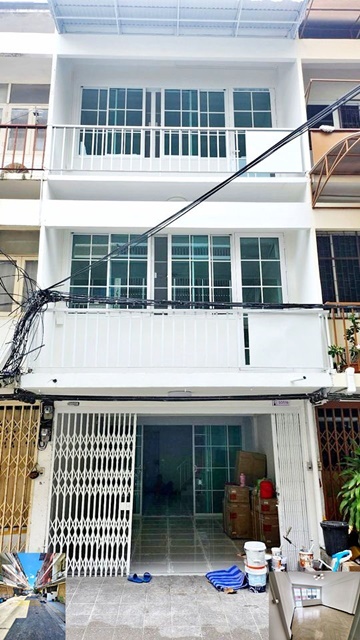 For RentShophouseRama3 (Riverside),Satupadit : Central Rama3 1km. Cheapest in 3worlds Never Living BTS Surasak 2.5km. SathuPradit23-29 Townhouse for rent 4Storeys facing East. Completely renovated 20sq.wa. 256sq.m. 24,998B-M comfortable 3-4bed 3bath 1parking