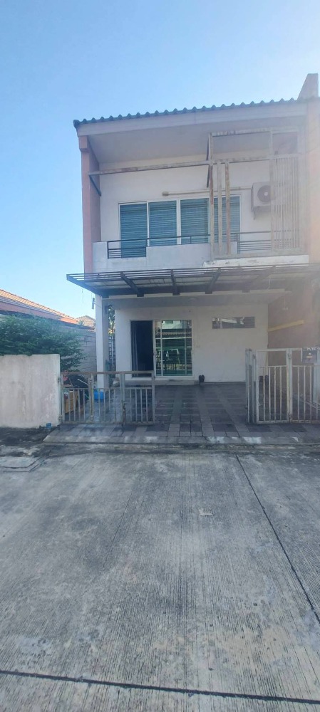 For SaleTownhousePathum Thani,Rangsit, Thammasat : Townhouse for sale, corner unit, The Trust Town, Wongwaen - Lam Luk Ka, 3 bedrooms, 2 bathrooms