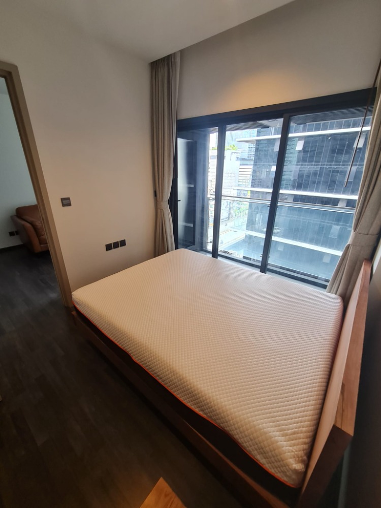 For RentCondoRama9, Petchburi, RCA : The Line Asoke – Ratchada: 35 sqm., 10th floor, 1 bed(walk-in closet),1 parking lot, smart system with a mobile app (you can control turning on the air conditioner before you get to the room), 300 meters from mrt Rama 9