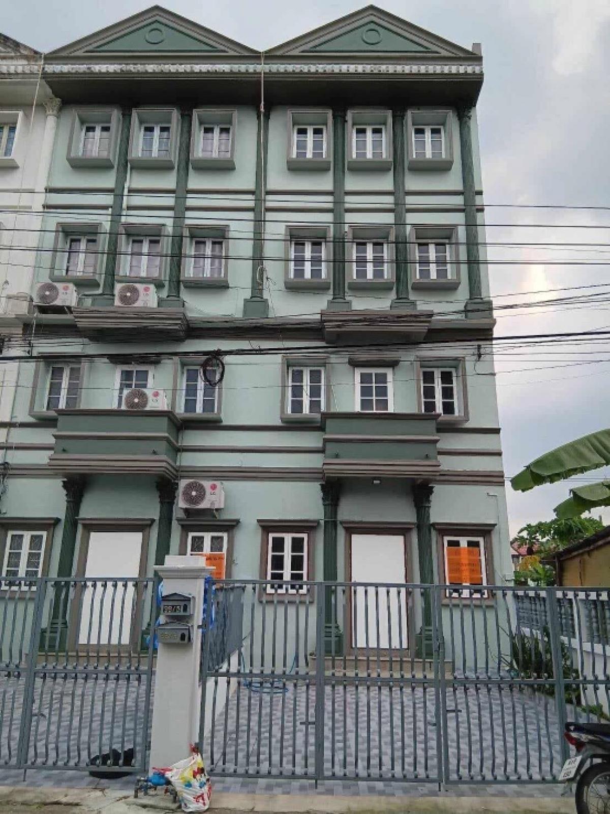 For RentHousePattanakan, Srinakarin : Townhouse for rent 4 floors, area 22 sq m, 5 bedrooms, 4 bathrooms, 5 air conditioners, Srinakarin Road. Walk to BTS Srinakarin 38 station, rental price 25,000 baht/month.