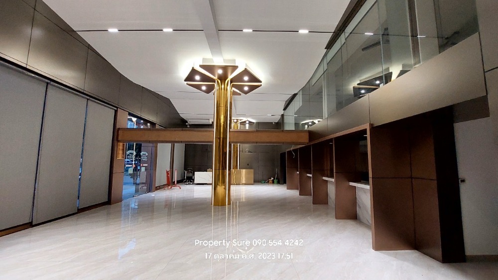 For RentShowroomRatchadapisek, Huaikwang, Suttisan : Commercial building For rent,Newly decorated building, Newly decorated building, ready for use Ratchadaphisek Road, Huai Khwang, 曼谷，靠近 MRT Ratchada