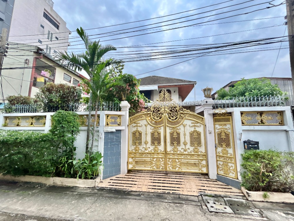 ขายบ้านลาดพร้าว เซ็นทรัลลาดพร้าว : House for sale, Soi Lat Phrao 42  ขายบ้าน ซอยลาดพร้าว 42 ใกล้สถานีรถไฟฟ้าภาวนา แยกลาดพร้าว