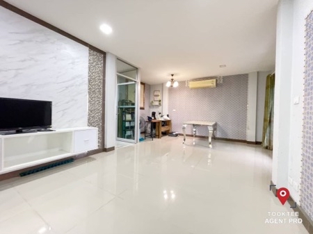 For SaleHouseLadkrabang, Suwannaphum Airport : Single house for sale, very special discount, Life Bangkok Boulevard, Wongwaen, On Nut 2, 280 sq m., 62.3 sq m, behind the inside edge, the front doesnt run into anyone, there is a large swimming pool in the house.