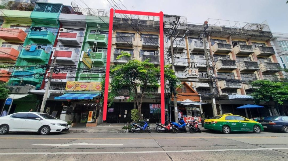 For SaleShophouseWongwianyai, Charoennakor : Shophouse for sale, 4 floors, 2 units, area 43.20 square meters, Charoen Rat Road, Khlong San.