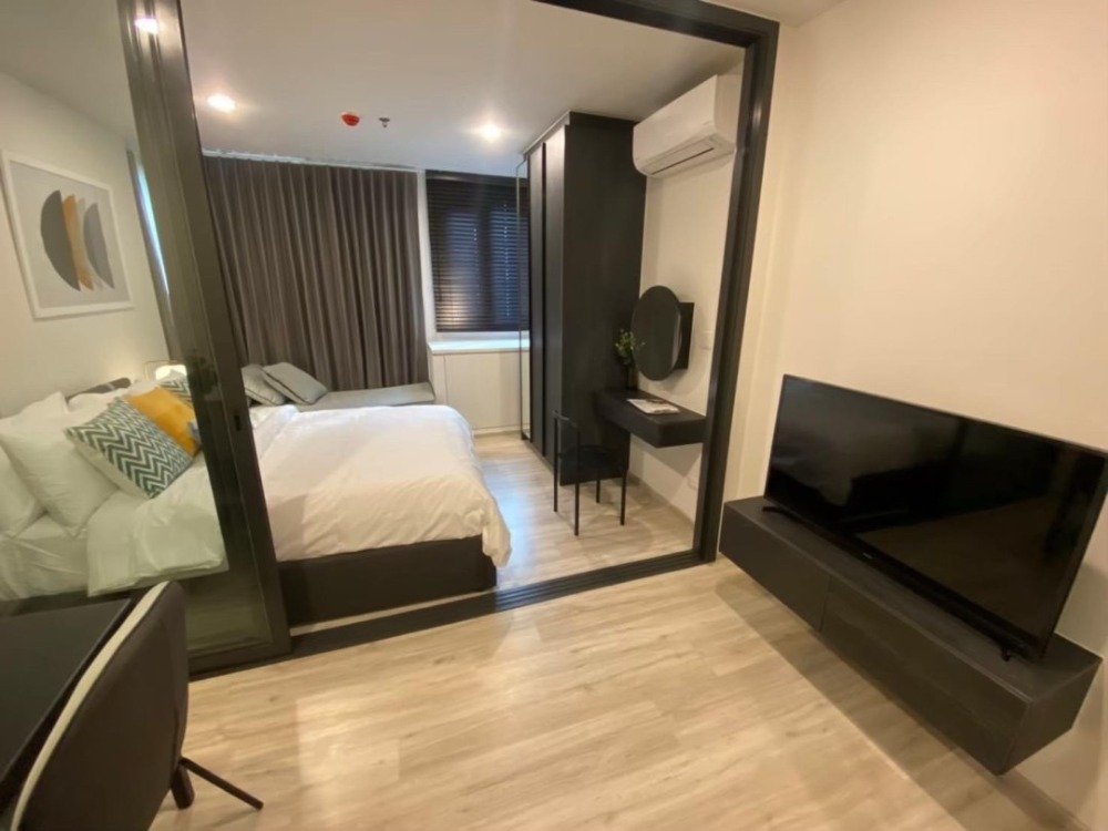 For RentCondoRatchadapisek, Huaikwang, Suttisan : XT Huaikhwang: 28 sq m, 9th floor (One bedroom),★full electrical appliances, 75 meters to MRT Huai Khwang.Beautiful common areas,rooftop pool, gym, foodtrucks during the weekend.