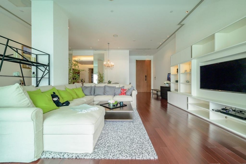 For RentCondoSukhumvit, Asoke, Thonglor : ♦ Rare Unit ♦ 5+ Floor 237 sq.m. | 2 Bedrooms, 3 Bathrooms | Condo near BTS Phrom Phong 1 min., EmQuartier 2 mins., Emporium 2 mins.