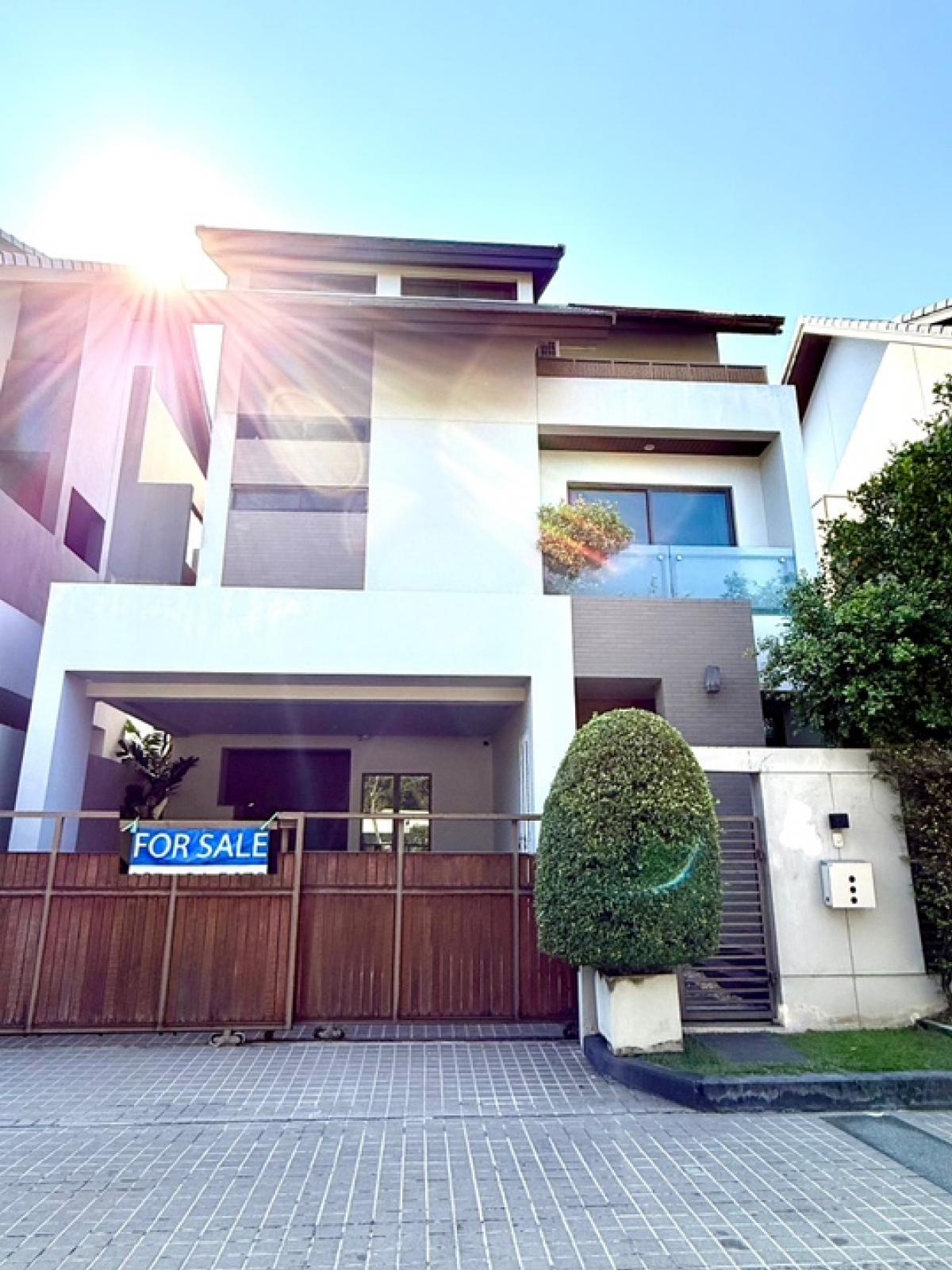 For SaleHouseYothinpattana,CDC : Owner sells a 3-storey single house, built throughout the house: private area, in front of the garden, near the swimming pool club, Private Nirvana Residence Village (Private Nirvana Residence, Soi Yothin Phatthana CDC)