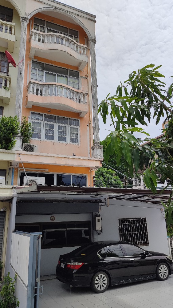 For SaleShop HousePhutthamonthon, Salaya : Commercial building for sale near Mahidol University, suitable for dormitory, massage, spa, wellness, beauty clinic.