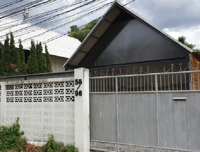 For RentWarehouseChokchai 4, Ladprao 71, Ladprao 48, : For Rent: Small warehouse for rent, area 120 square meters, Soi Lat Phrao 35, not deep into the alley, suitable for storing goods or as a studio, parking available in front.