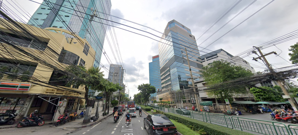 For RentLandKhlongtoei, Kluaynamthai : Land for lease for 30 years, next to Rama 4 Road, Khlong Toei, Bangkok, area 4 rai, suitable for a mixed-use project.