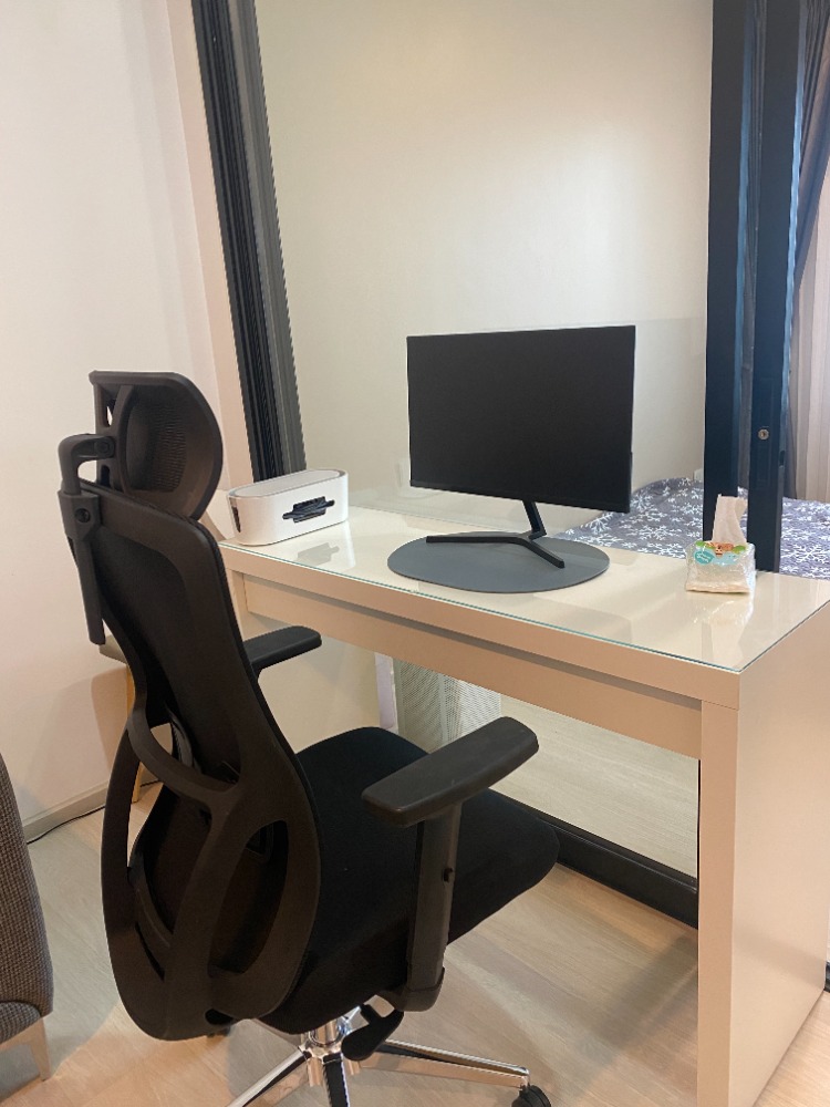 For RentCondoRama9, Petchburi, RCA : The room is in new condition, complete with electrical appliances, has a work desk, Android TV and washing machine.