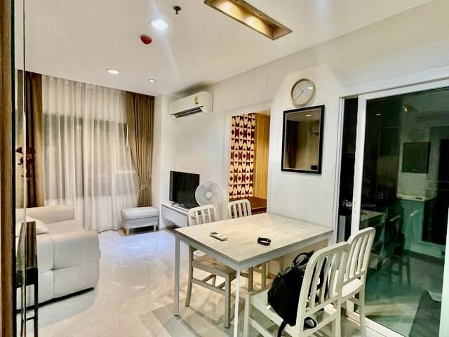 For RentCondoSamut Prakan,Samrong : LV104 For rent Aspire Erawan, large room, beautifully decorated, fully built-in, swimming pool view, good wind, fully furnished, full common area, next to BTS Erawan / Call 099-149-5164