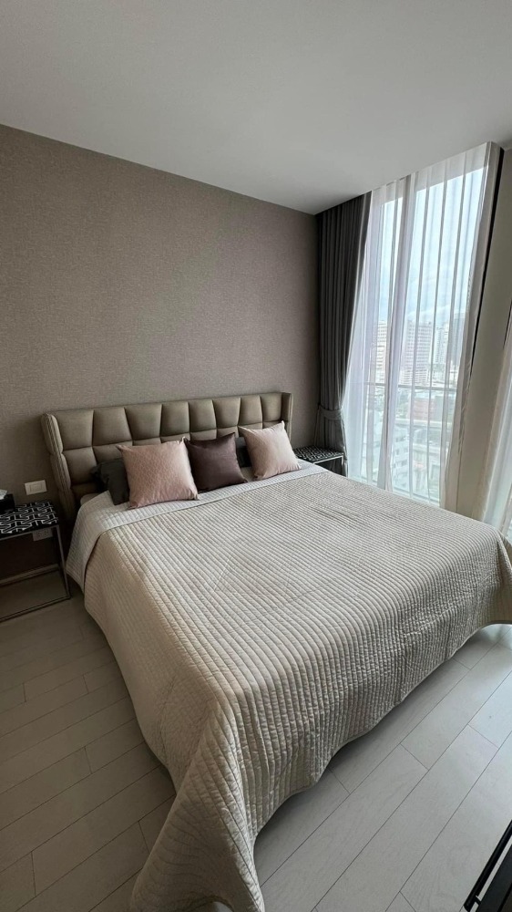 For RentCondoWitthayu, Chidlom, Langsuan, Ploenchit : Fully furnished 1 bedroom 1 bathroom condo for rent with a floorsize of 56 sq.m., located on the 12ath floor, at Noble Ploenchit building, in the popular Ploenchit district with city view,