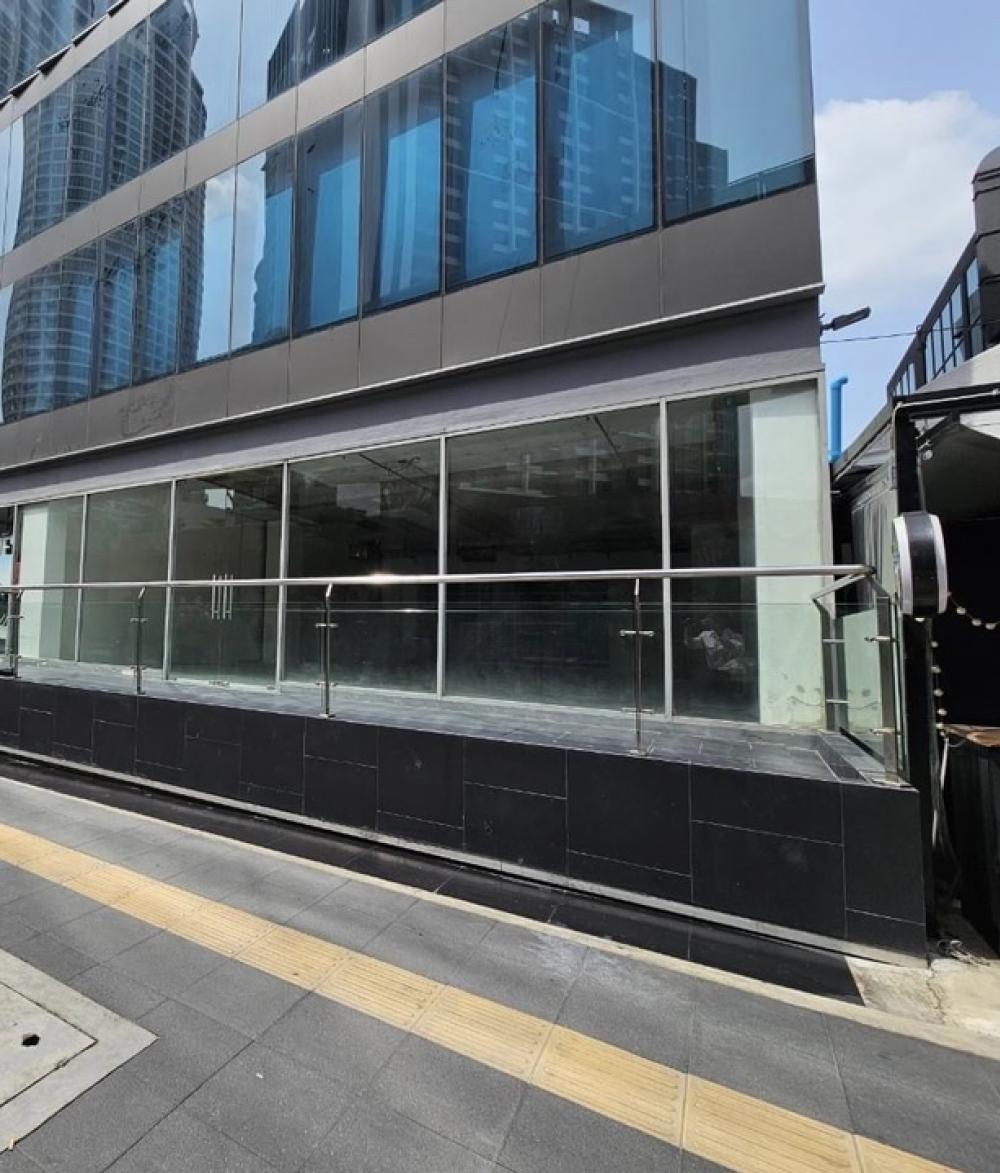 For RentRetailOnnut, Udomsuk : For rent, commercial space on the 1st floor, next to the main road @BTS Phra Khanong, great location, with parking available, suitable for product showrooms / bedding sets, furniture / sports equipment / yoga, fitness classes, Gym / Pet-shop / mother and 