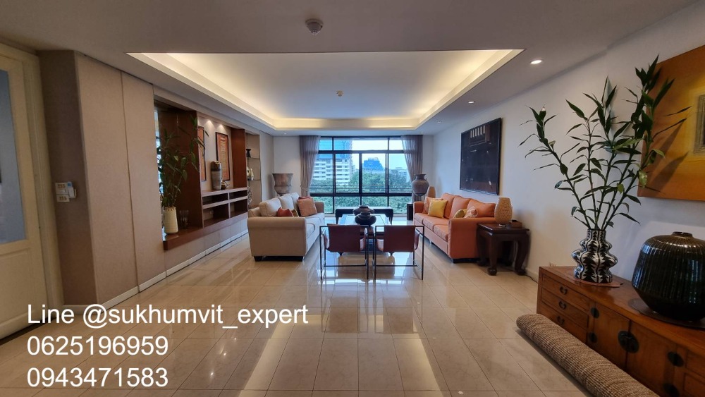 For RentCondoSukhumvit, Asoke, Thonglor : Pet friendly BTS Ekkamai for rent, penthouse, 4 bedrooms, 5 bathrooms, lots of space, 450 sq m, good price, has a swimming pool, renovated, modern style.