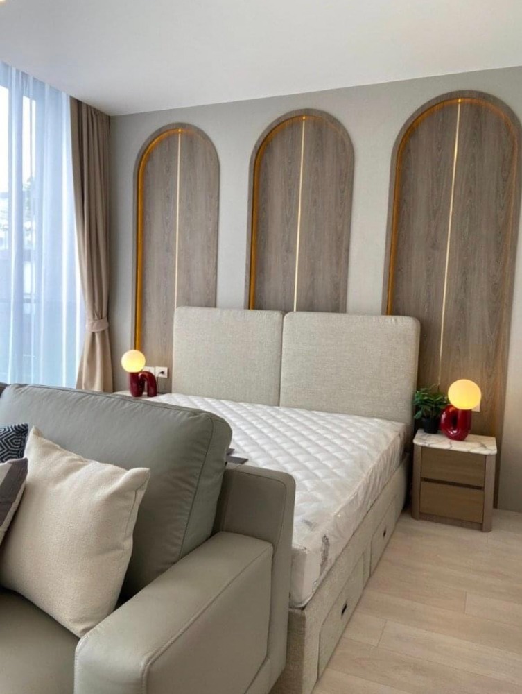 For RentCondoWitthayu, Chidlom, Langsuan, Ploenchit : Fully furnished 1 bedroom 1 bathroom condo for rent with a floorsize of 46 sq.m., located on the 43rd floor, at Noble Ploenchit building, in the popular Ploenchit district with city view, Sky walk connect to BTS Phloen C