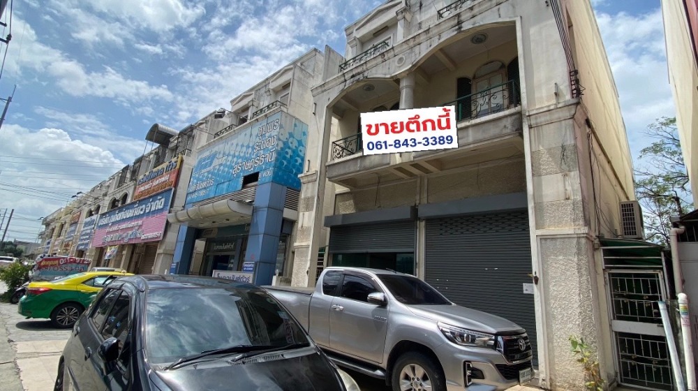 For SaleShophousePinklao, Charansanitwong : Commercial building for sale, 4 floors, located on Borommaratchachonnani Road, next to Bangkok Southern Bus Terminal, center of transportation. Good value to invest!