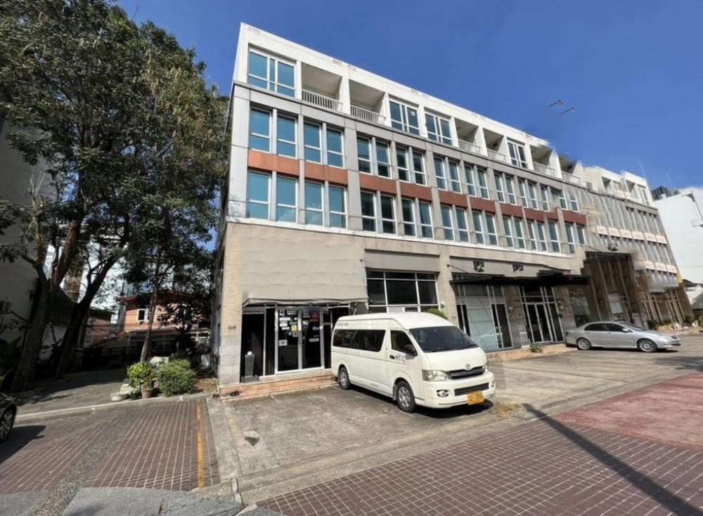 For RentShophouseWongwianyai, Charoennakor : Commercial building for rent (corner house) next to BTS Wongwian Yai station. Next to Krung Thonburi Road, there is parking for 3 cars and additional parking can be rented. Suitable for doing business